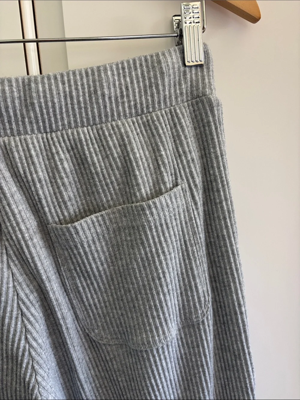 Alo Yoga Muse Sweatpants Ribbed Knit Jogger Pants Heather Gray Women’s Medium